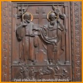 Cyril a Metoděj na dřevěných dveřích