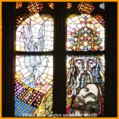 Detail Boží Trojice na hlavní vitráži